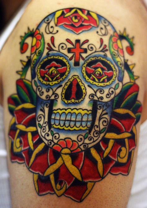 肩部彩色水晶骷髅与玫瑰纹身图片