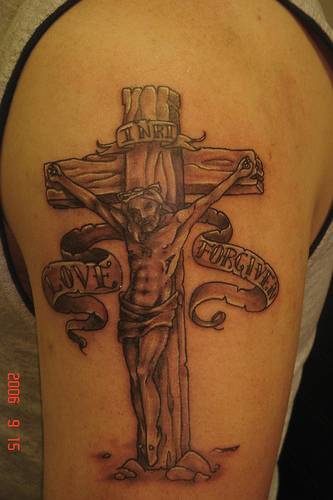 肩部棕色十字架宗教纹身图片
