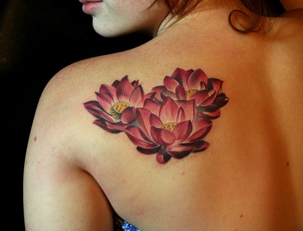 女性肩部彩色莲花纹身图案