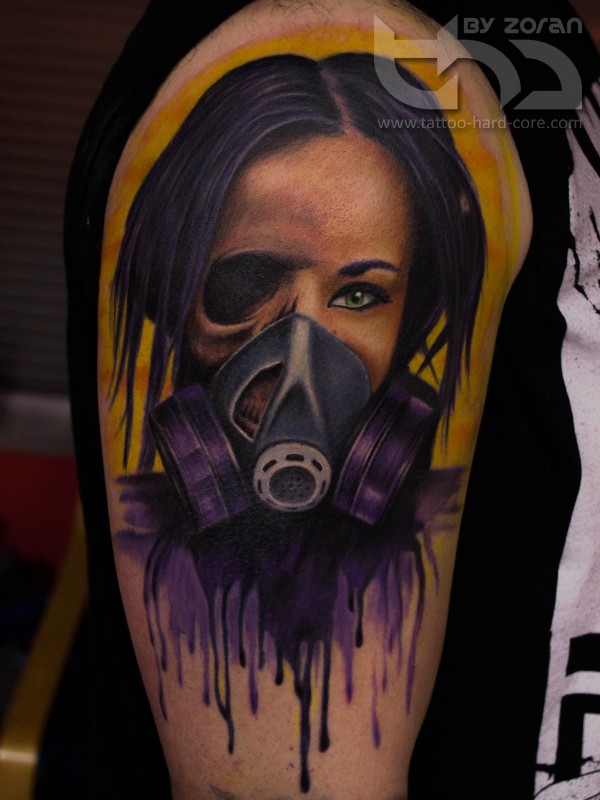 肩部彩色女人与防毒面具纹身图案