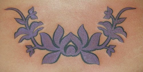女性腰部紫莲花图腾纹身图案