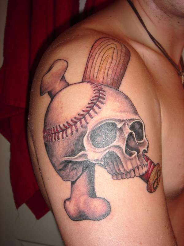 肩膀上的彩色棒球骷髅头纹身图案