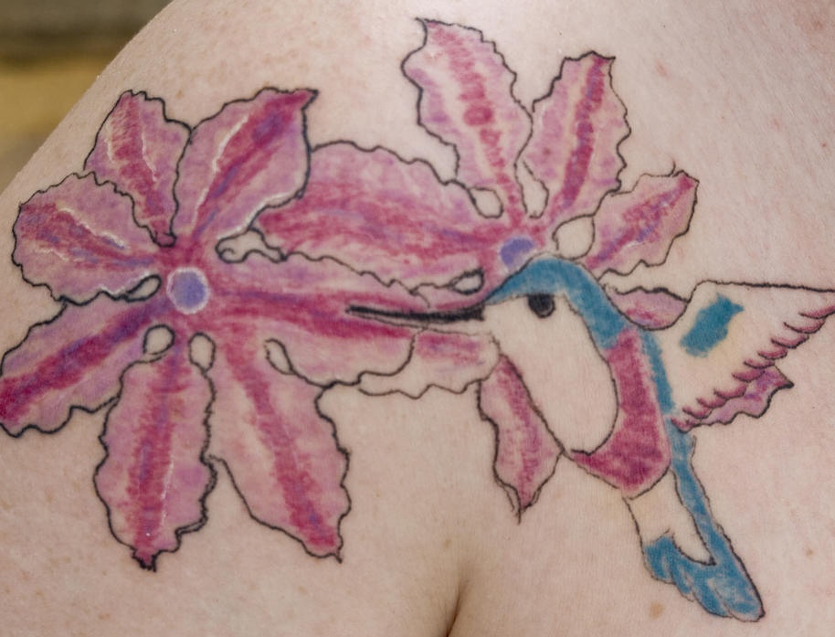 肩部彩色花朵和蜂鸟纹身图案