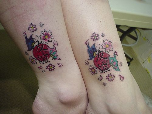 女性腿部日本风格符号与花纹身