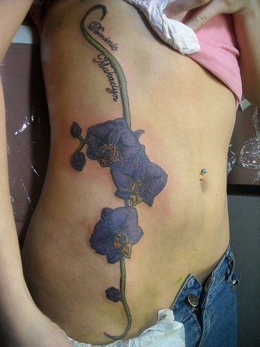腰侧彩色紫色兰花花纹身图案