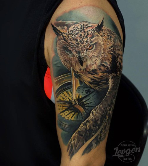 肩部彩色猫头鹰和指南针纹身图案