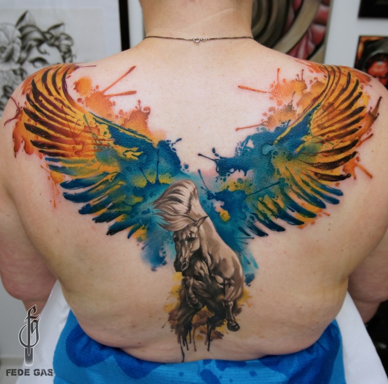 背部水彩画风格有趣的飞马纹身