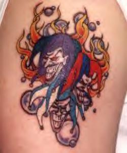 肩部彩色小丑在火焰中纹身图案