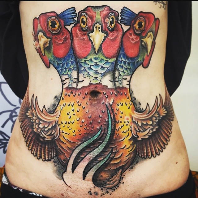 女性腹部彩色鹦鹉三眼纹身图案