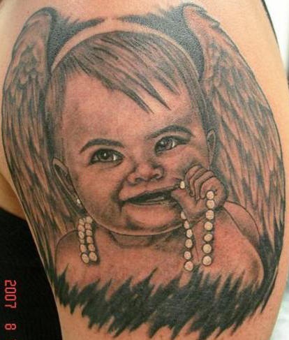 肩部棕色带翅膀的孩子纹身图片
