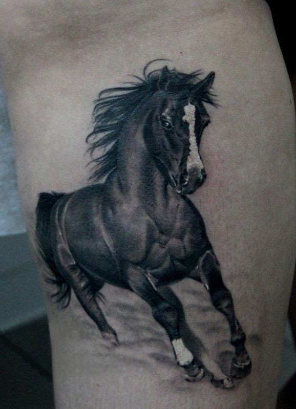 腿部逼真的黑马纹身图片