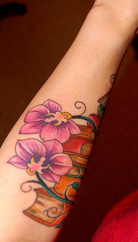 女性手臂彩色紫色兰花纹身图片