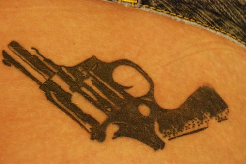 男性腰部黑色手枪纹身图案