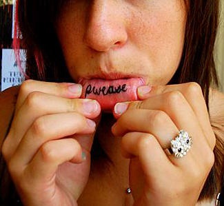 女性嘴唇黑色英文字母纹身图片