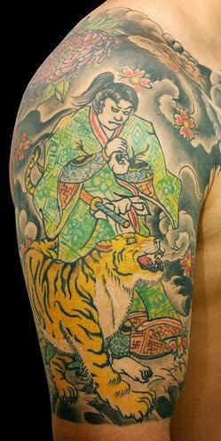 肩部彩色武士与老虎纹身图案