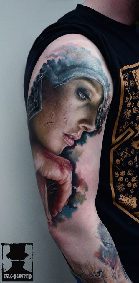 肩部彩色血腥女人肖像纹身图案