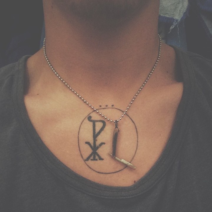 胸部Chi Rho特殊的宗教象符号纹身图案
