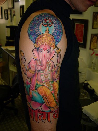 肩部彩色印度象神纹身图片