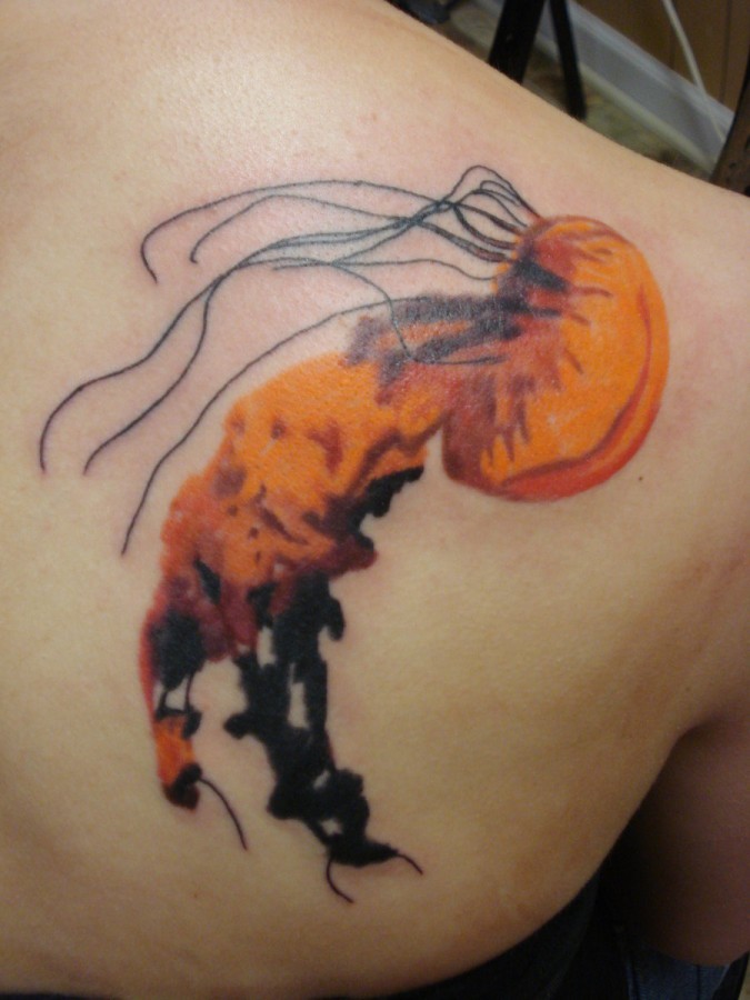 肩部彩色好看的水母纹身图案