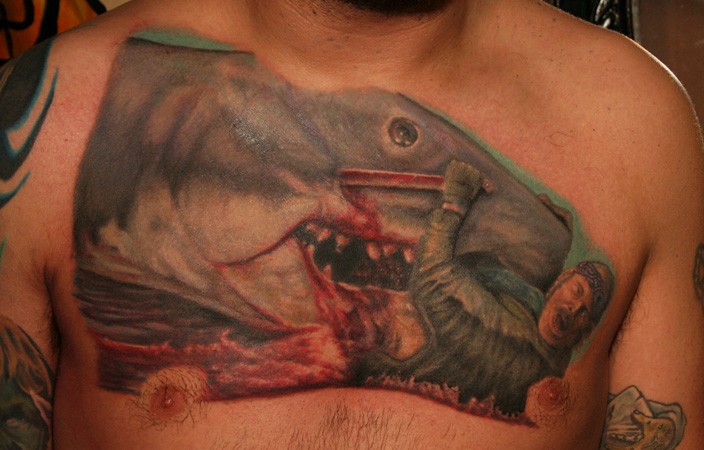 胸部彩色血淋淋的鲨鱼战斗的战士纹身图案