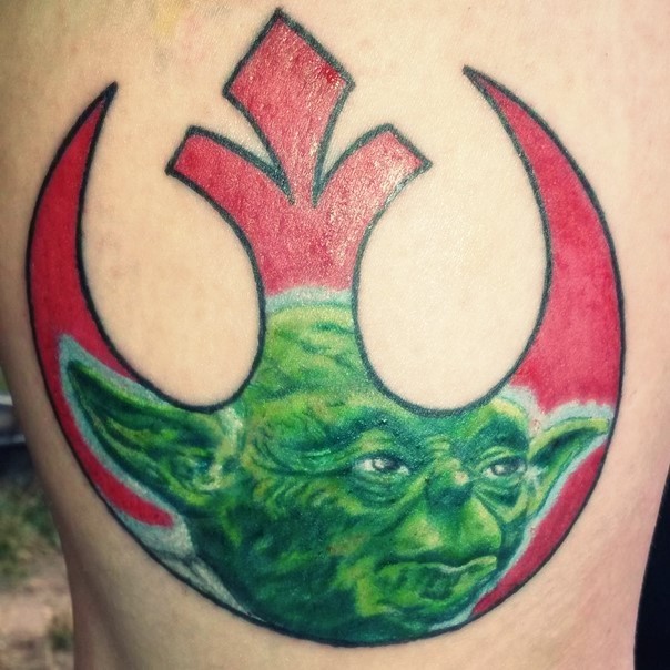 肩部彩色反叛标志尤达的肖像纹身图片