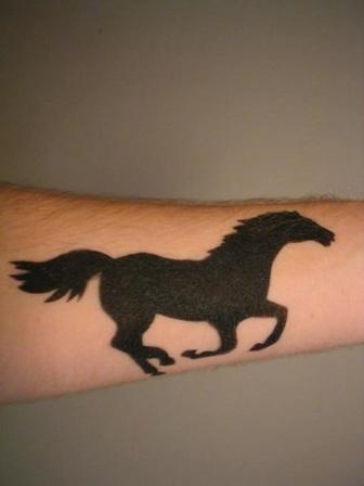 手臂黑色奔跑的野马纹身图片
