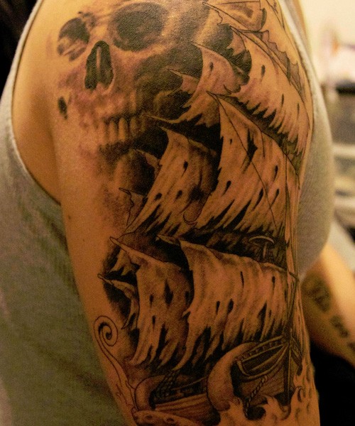 肩部棕色海盗幽灵船和骷髅纹身
