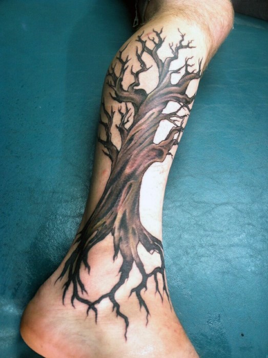 男性腿部彩色大树纹身图案