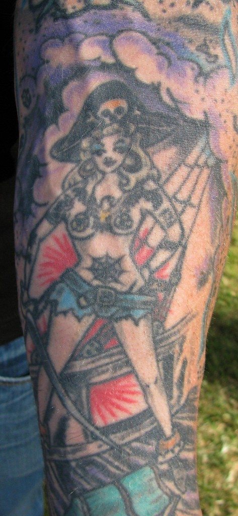 花臂彩色海盗船的丫头纹身图案