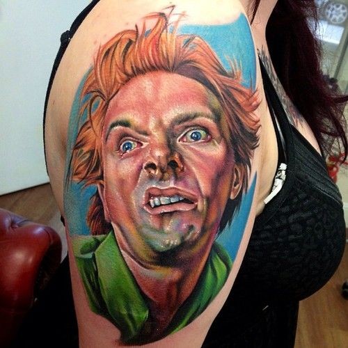 女性肩部愚蠢的男子肖像纹身图片