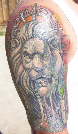 肩部彩色逼真的石狮子纹身图片