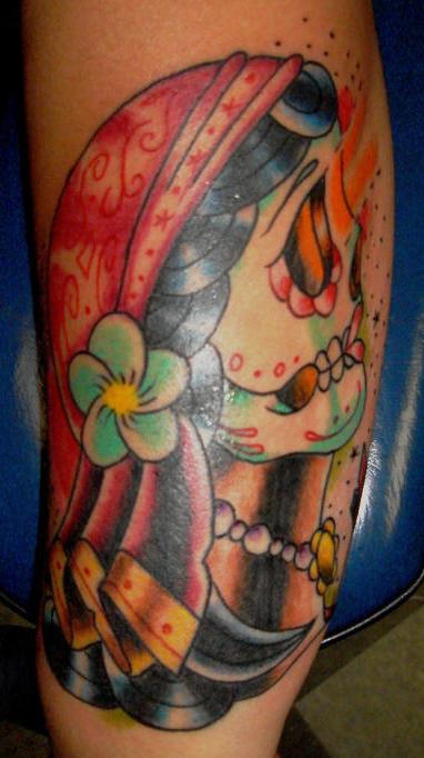 女性手臂彩色糖骷髅纹身图片