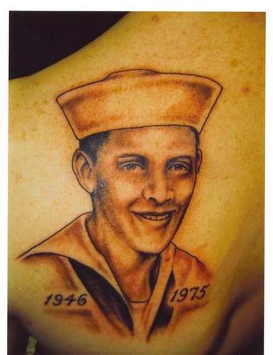 肩部棕色军人水手肖像纹身图案