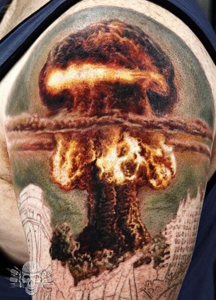 现实主义风格的彩色大核弹爆炸纹身图案