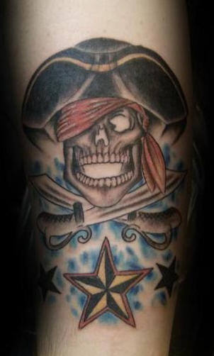 手臂彩色海盗头骨和交叉剑纹身图案