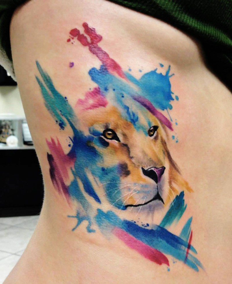 腰侧水彩画狮子纹身图案