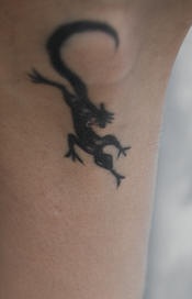 手腕黑色小蜥蜴符号纹身图案