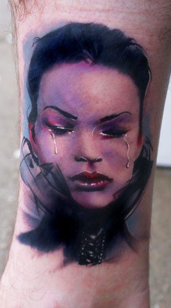 腿部彩色逼真的哭女人纹身图片