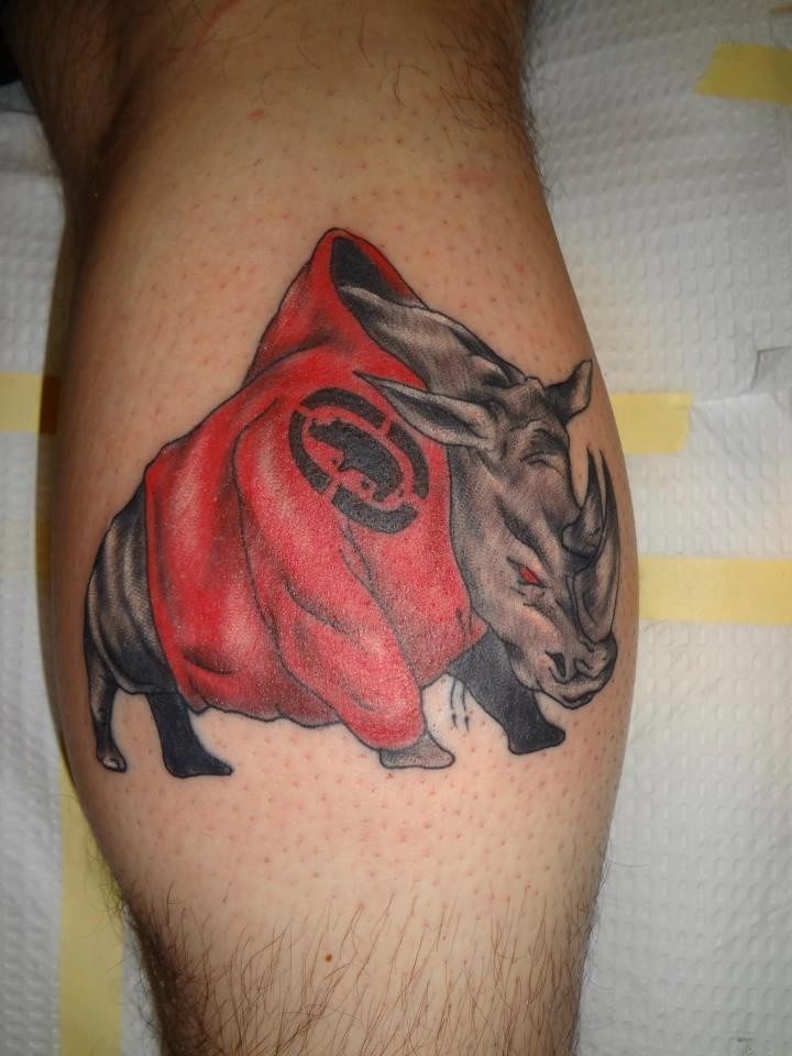 腿部彩色犀牛穿夹克纹身图案