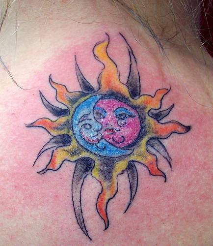 肩部彩色太阳和月亮符号纹身图片