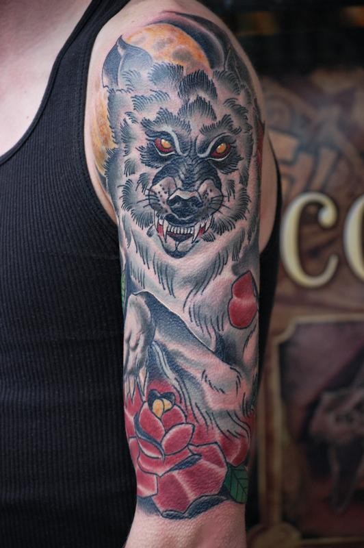 女性手臂彩色狼与玫瑰纹身图案
