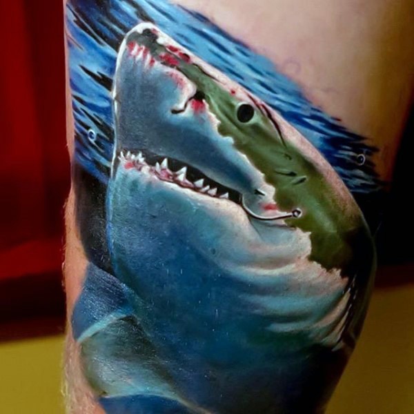 腿部彩色血腥大鲨鱼纹身图案