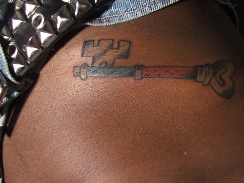 腹部彩色个性钥匙纹身图案