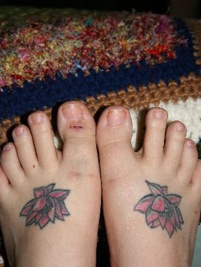 女性脚部彩色莲花纹身图案