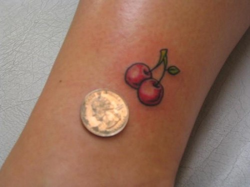 腿部彩色小红樱桃纹身图案
