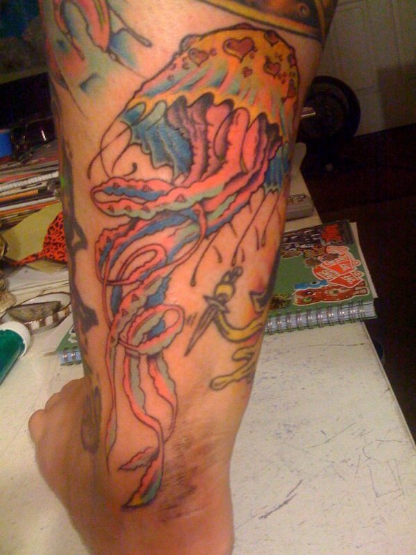 腿部彩色海蜇和水母纹身图案