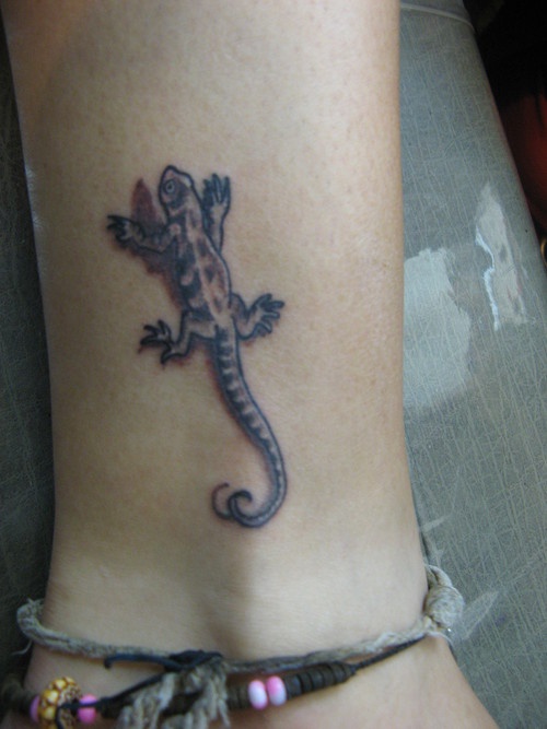 腿部棕色小蜥蜴纹身图片