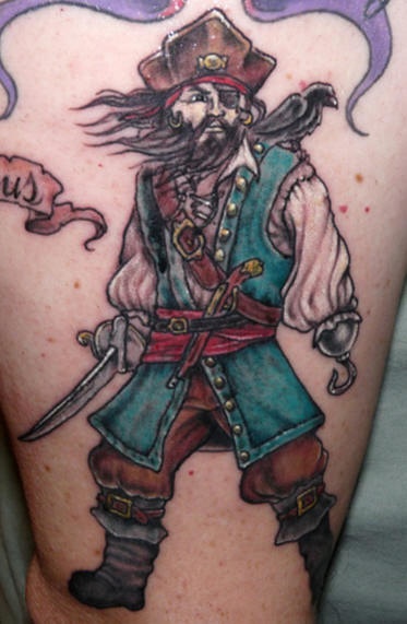 腿部彩色海盗船长纹身图案