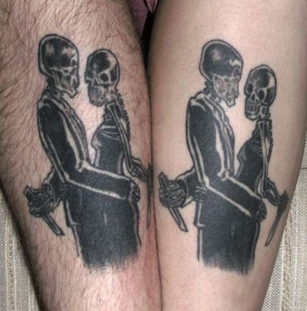 腿部黑色骷髅骨架夫妇纹身图案