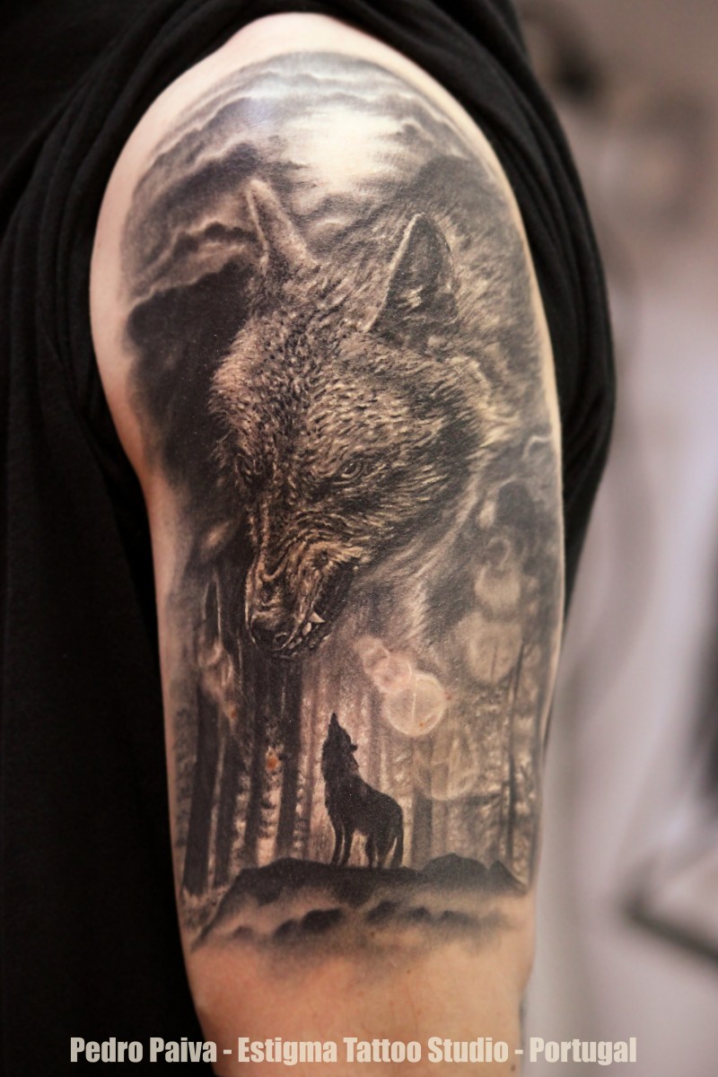 肩部黑灰色水洗式森林狼纹身图案
